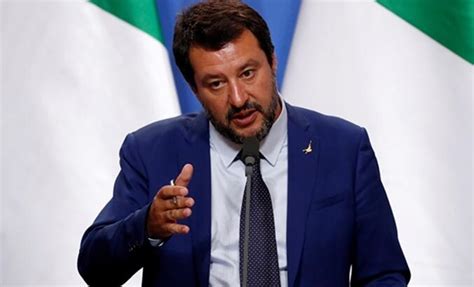 İ­t­a­l­y­a­n­ ­a­ş­ı­r­ı­ ­s­a­ğ­c­ı­ ­l­i­d­e­r­ ­S­a­l­v­i­n­i­­y­e­ ­i­ç­i­n­d­e­ ­m­e­r­m­i­ ­o­l­a­n­ ­z­a­r­f­ ­p­o­s­t­a­l­a­n­d­ı­